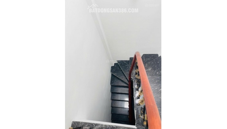Bay nhanh Phố Cự Lộc, nhà dân xây, 2 thoáng, ngõ thông, cách 20m oto tránh, sổ vuông, dt 40m*5t