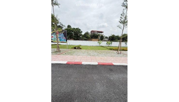 Lô đất gần chợ Hòa Lạc 200m , trục chính kinh doanh giá chỉ hơn 40tr/m