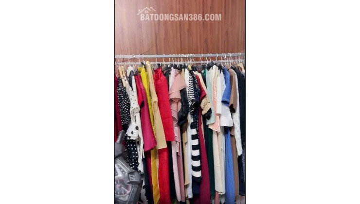 Do chồng e chuyển đổi công tác về Nam Định nên e muốn sang nhượng lại cửa hàng quần áo, túi xách.