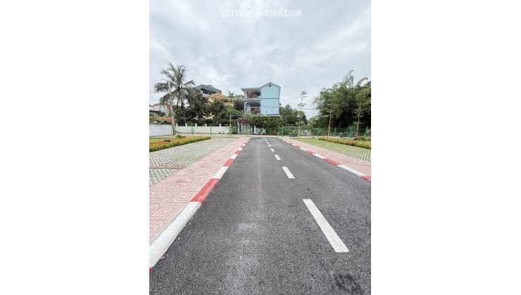 Lô đất gần chợ Hòa Lạc 200m , trục chính kinh doanh giá chỉ hơn 40tr/m