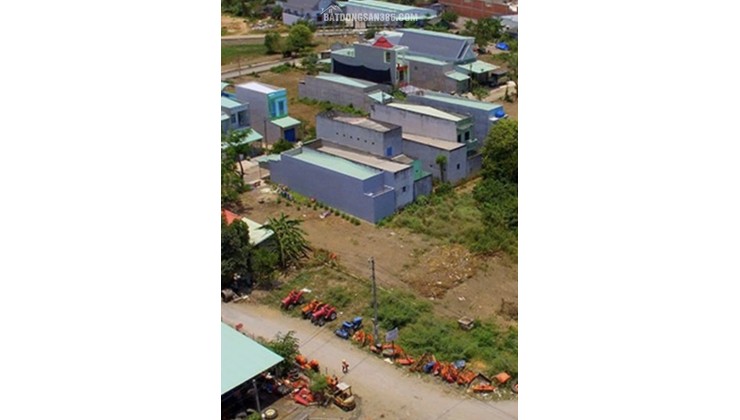 Vị trí đất cực đẹp, mặt tiền rộng tới 70m, rất thích hợp cho nhà đầu tư muốn phân lô hoặc làm kho bãi, xây dựng biệt thự nhà vườn đều quá ổn