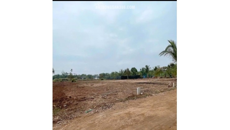 Diện tích siêu rộng lên tới 1218m2, đất ở thổ cư nằm ngay vị trí đắc địa, giao thông thuận tiện