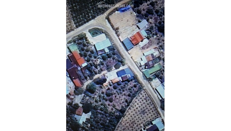 Tổng diện tích 1352m2, vuông vắn và rất đẹp.
