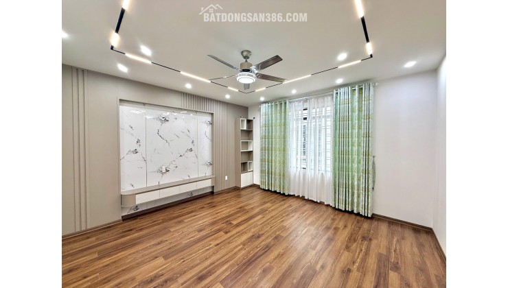 SIÊU PHẨM PHỐ TÔN ĐỨC THẮNG – Ô TÔ ĐỖ CỬA