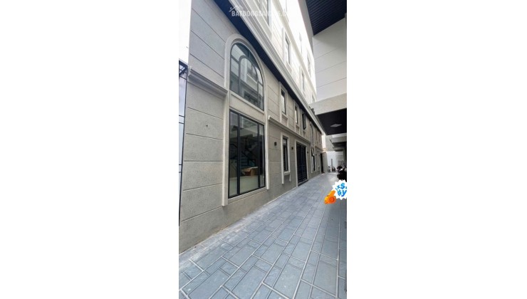 Nhà Thiên Lôi Aeon Mall vị trí sau nhà mặt đường có gara