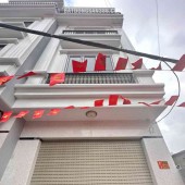 Nhà đẹp Chợ Hàng, ô tô đỗ cửa, bãi đỗ xe ngay trước nhà.