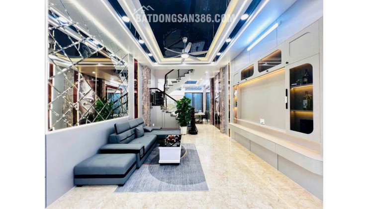 Nhà hẻm xe hơi Hoàng Quốc Việt, 4 tầng, nơi cán bộ ở, giá 10.5 tỷ