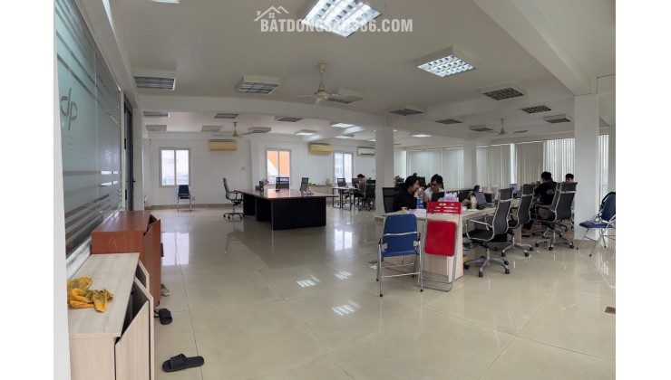 Cho thuê văn phòng mặt tiền ngay trung tâm với 11x16m2 tai Trường Sơn, Tân Bình