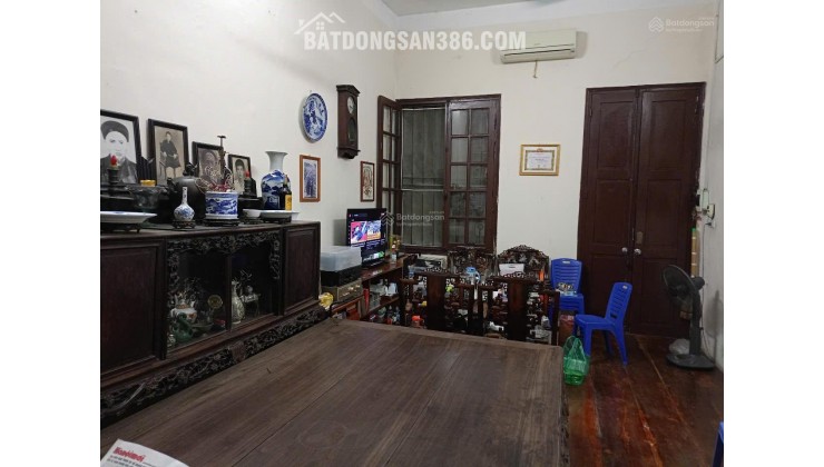 Chính chủ bán căn nhà mặt phố cổ tại phố Hàng Chiếu, phường Đồng Xuân, quận Hoàn Kiếm, Hà Nội.