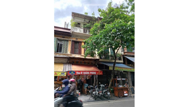 Chính chủ bán căn nhà mặt phố cổ tại phố Hàng Chiếu, phường Đồng Xuân, quận Hoàn Kiếm, Hà Nội.