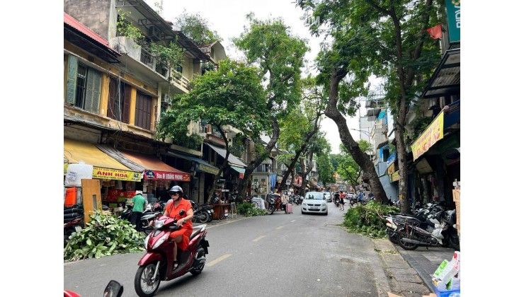 Chính chủ bán căn nhà mặt phố cổ tại phố Hàng Chiếu, phường Đồng Xuân, quận Hoàn Kiếm, Hà Nội.