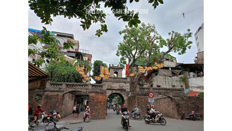 Chính chủ bán căn nhà mặt phố cổ tại phố Hàng Chiếu, phường Đồng Xuân, quận Hoàn Kiếm, Hà Nội.
