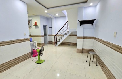 BÁN NHÀ TRUNG TÂM QUẬN 1 – NỞ HẬU 5.5M – 2 TẦNG – CHỈ 5.5 TỶ  Diện tích: 3.6 x 6.5m, nở hậu 5.5m. Kết cấu: 2 tầng, 2 phòng ngủ, 2 WC. Hẻm rộng