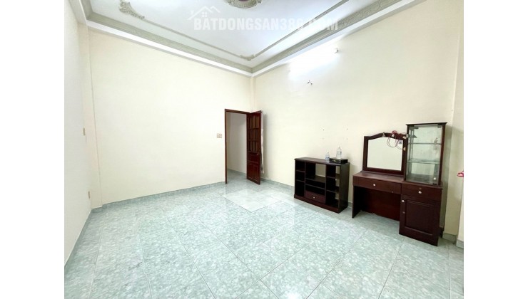 Sát mặt tiền đường Nguyễn Thượng Hiền, Bình Thạnh, nhà 3 tầng BTCT chỉ nhỉnh 8Đ
