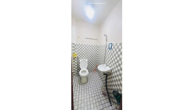 Hẻm nhựa 8M ko lộ giới.  Dt: 4x17m Hoà Bình Tân Phú sát chợ Cây Keo