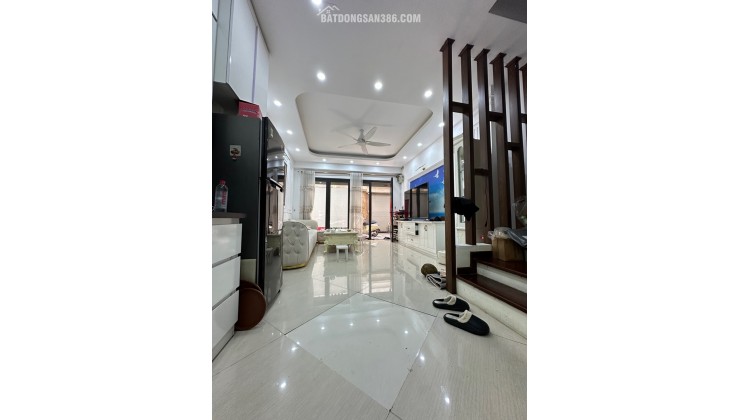 Ô tô đỗ cửa Bát Khối 8 tỷ xây dựng kiên cố