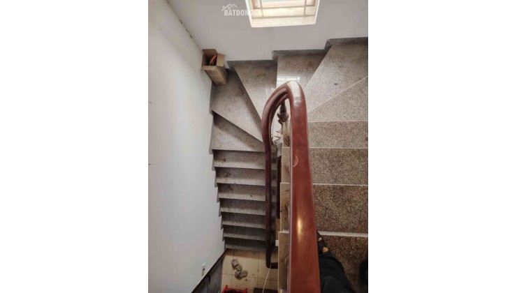 Phố Trạm 6 tỷ 30m gần phố gần ô tô,sổ đỏ Long Bên