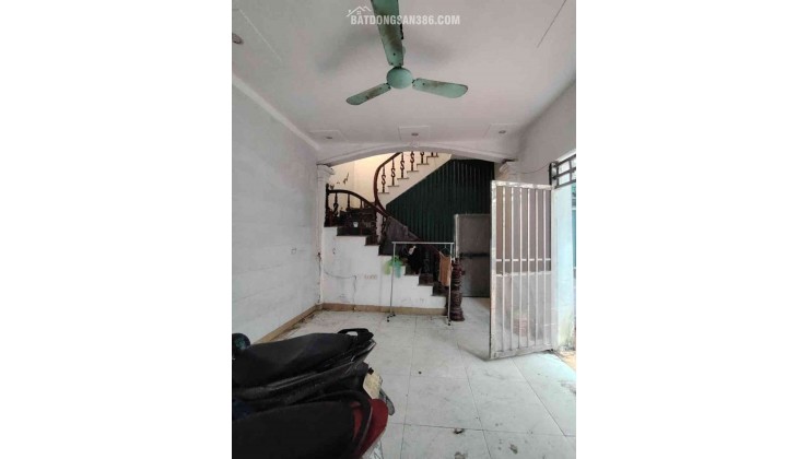 Phố Trạm 6 tỷ 30m gần phố gần ô tô,sổ đỏ Long Bên