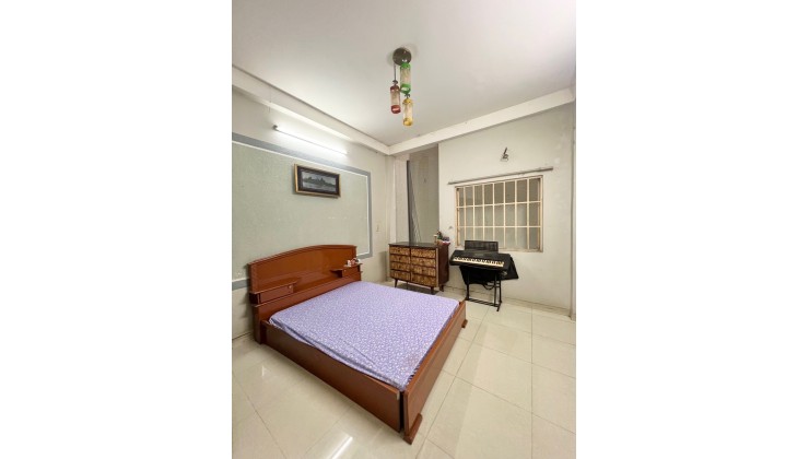 Hẻm xe tải hoà bình luỹ bán bích sát bên kênh tân hoá