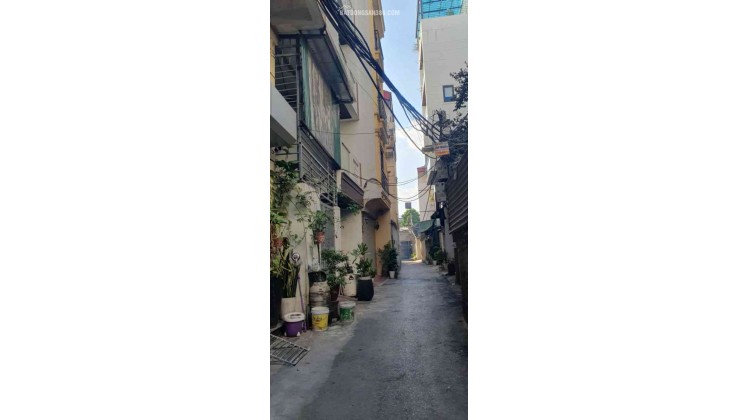 Phố Trạm ô tô lùi cửa 6 tỷ 30m gần sát phố,Long biên sổ đỏ