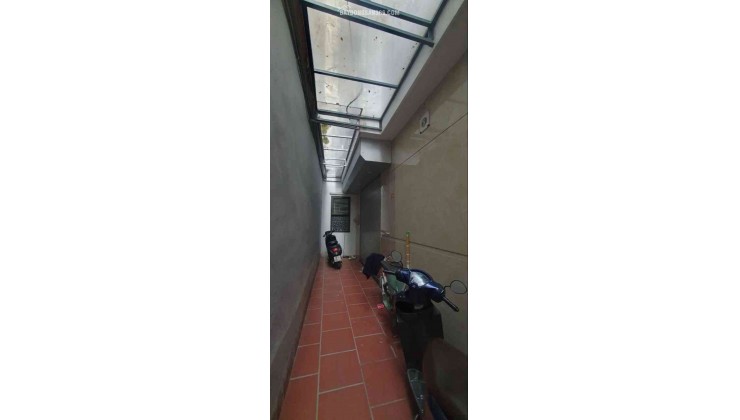 Phố Trạm ô tô lùi cửa 6 tỷ 30m gần sát phố,Long biên sổ đỏ
