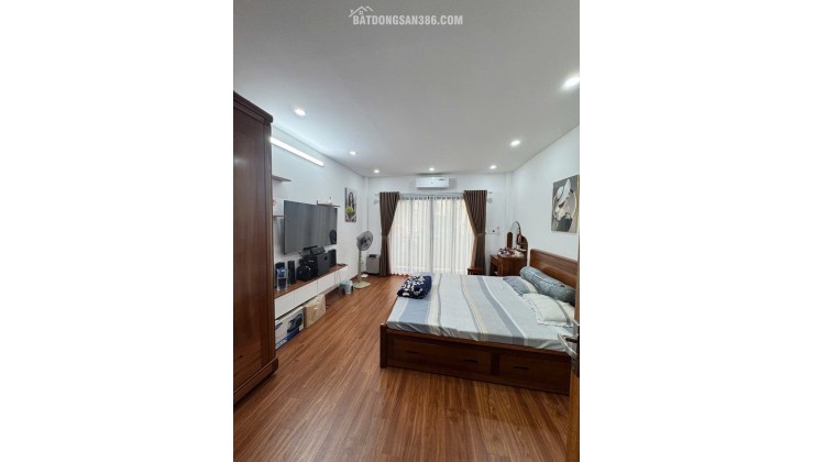 Nhà dân Ngọc Thụy 5 tầng mới xây ô tô vào cửa