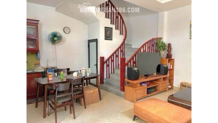 Bán nhà Bát Khối lô góc 8 tỷ 36m ô tô qua nhà,sổ đỏ long biên