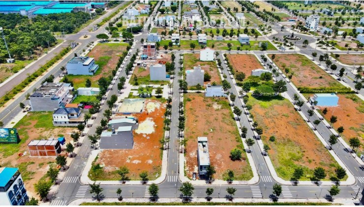 bán đất nền sổ sẵn, sang tên công chứng ngay, nằm mặt tiền DT 741