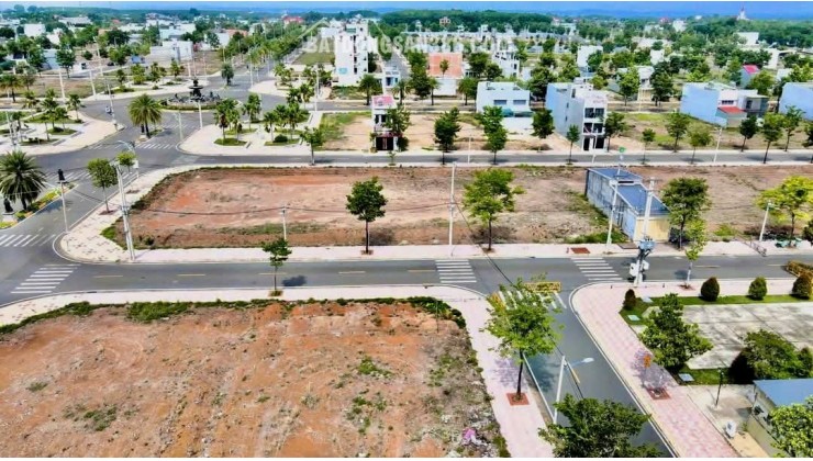 bán đất nền sổ sẵn, sang tên công chứng ngay, nằm mặt tiền DT 741