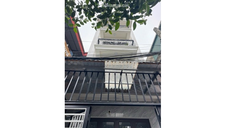 Nhà dân Ngọc Thụy 5 tầng mới xây ô tô vào cửa