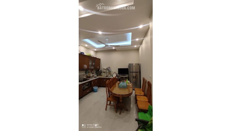 Căn nhà Bát Khối 9 tỷ 50m ô tô đỗ cửa,sổ đỏ Long Biên