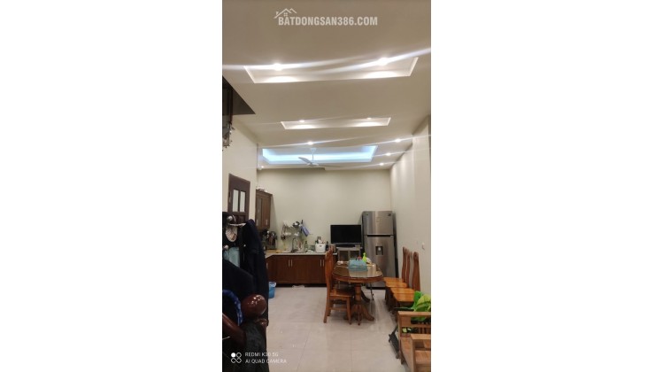 Căn nhà Bát Khối 9 tỷ 50m ô tô đỗ cửa,sổ đỏ Long Biên