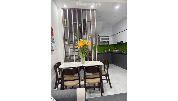Nhà dân Ngọc Thụy 5 tầng mới xây ô tô vào cửa
