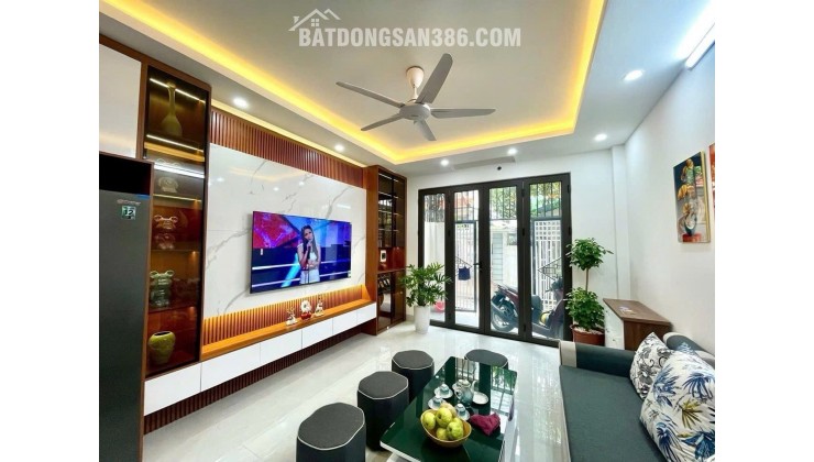 Nhà dân Ngọc Thụy 5 tầng mới xây ô tô vào cửa