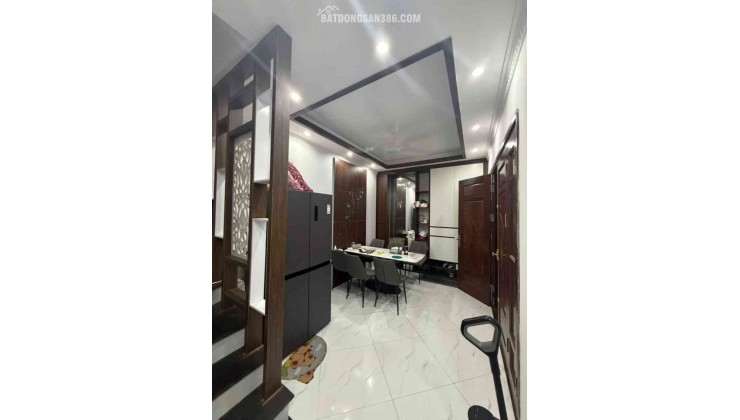 Phố Trạm ô tô lùi cửa 6 tỷ 30m gần sát phố,Long biên sổ đỏ