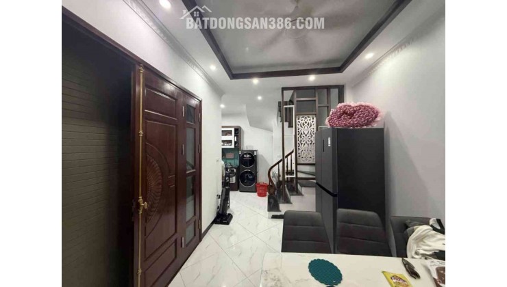 Phố Trạm ô tô lùi cửa 6 tỷ 30m gần sát phố,Long biên sổ đỏ