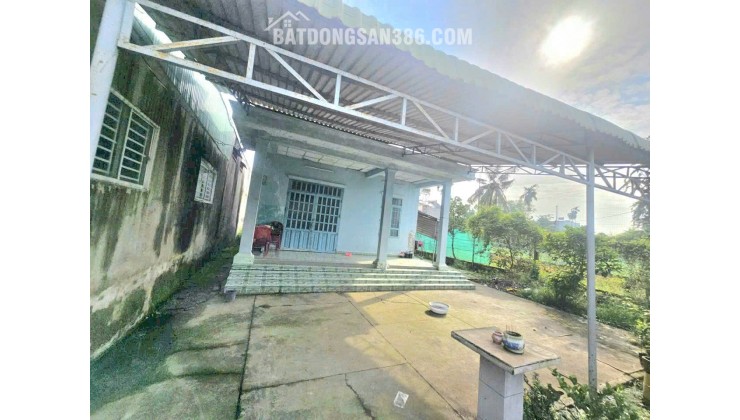 Chủ cần bán đất tặng căn nhà cấp 4. đang cho thu nhập ổn định. giá cực tốt chỉ ngang với giá nhà sổ chung.