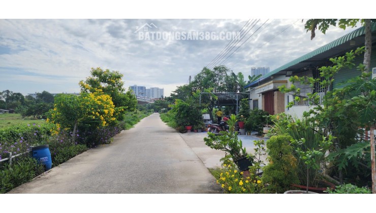 Bán đất tặng nhà đang cho thu nhập ổn định. diện tích lớn.
