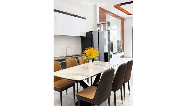 Bán ngôi nhà 2 tầng đúc kiệt Ô TÔ K546 Tôn Đản
