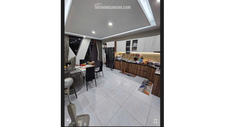 Bán nhà mặt tiền đường số 16, Phước Long B, Q9, Thủ Đức, TP HCM. DT 90m2, 4 tầng, SHR. Giá 13.9 tỷ.