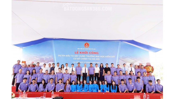 Hàng hiếm bám quốc lộ 6 sát hà đông gần cổng trường đại học