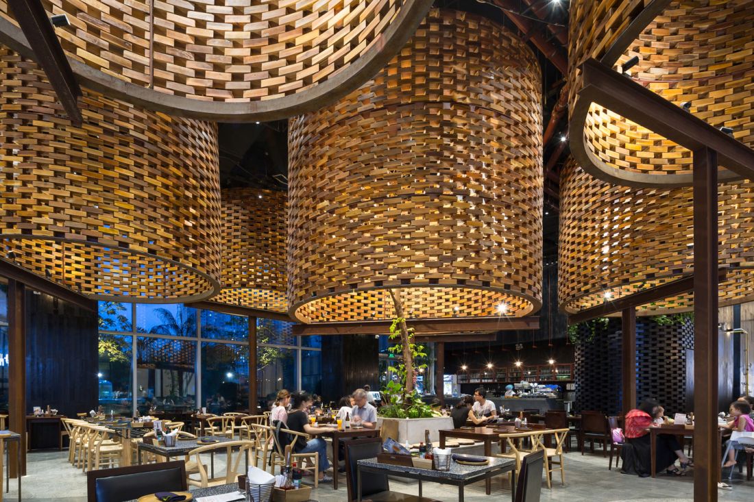 Độc lạ với ý tưởng lò gạch treo bên trong nhà hàng ở Hà Nội