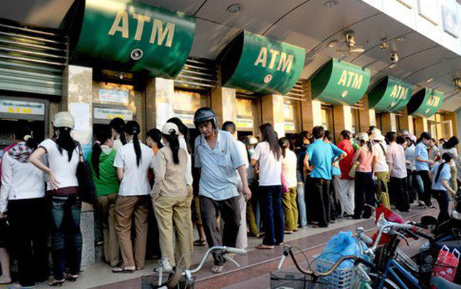 Ngân hàng Nhà nước yêu cầu tạm dừng tăng phí rút tiền ATM nội mạng