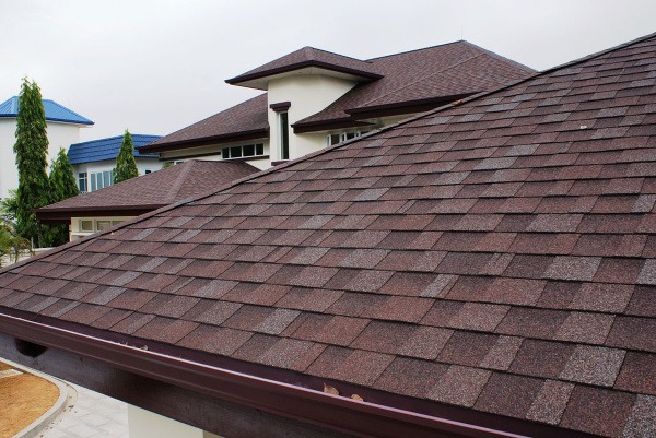 Nên lợp mái nhà bằng tôn hay ngói để ngôi nhà luôn bền đẹp