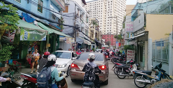 noi-kho-cua-cu-dan-o-chung-cu-trong-ngo-nho1484032421.jpg