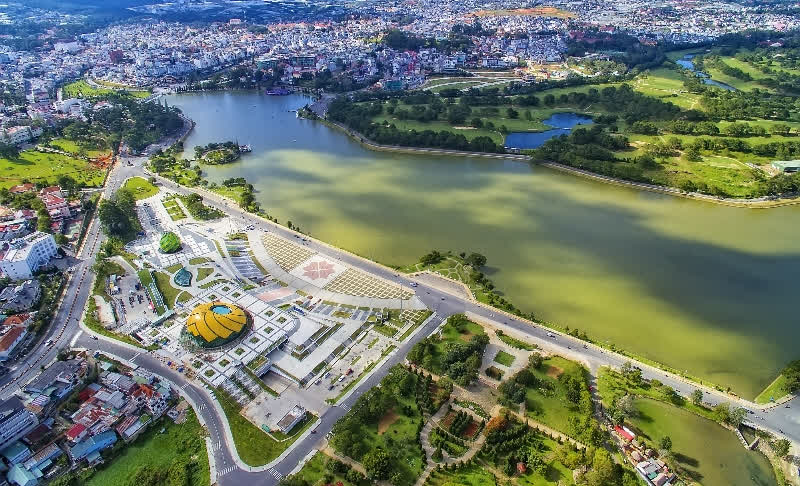 quang-truong-lam-vien-da-lat-1591861838819-16246769437712042148906.jpg