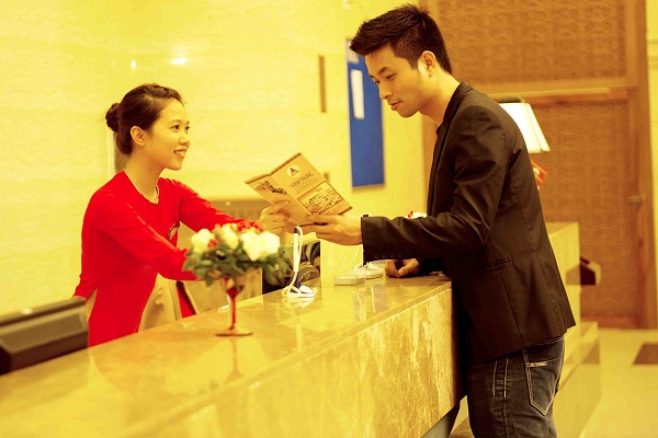 xu-ly-tinh-huong-gap-khach-vang-lai-vao-khach-san.jpg